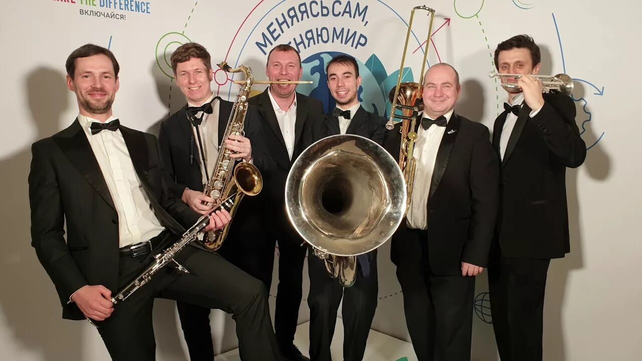 Оркестр кавер. Кавер группа в стиле гэтсби. Девушка красиво поет с оркестром. Оркестр обложка. Кавер оркестры.