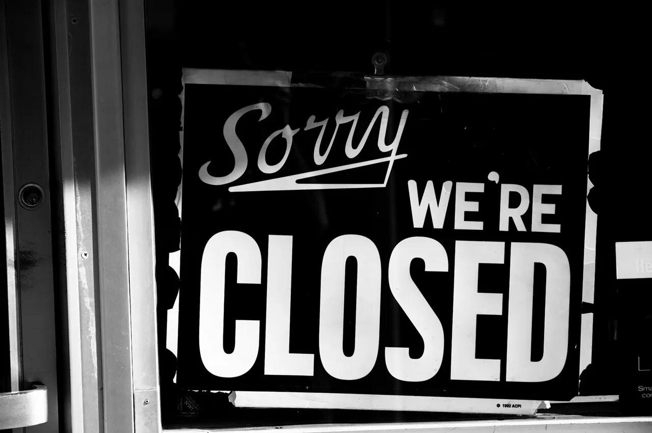 Close closing. Картинка closed. Закрыто на английском. Вывеска closed. Closed аватарки.