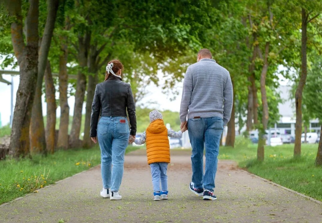 Father 30. Фото счастливой семьи с детьми вид сзади. Father 30. Детям о папе. Father 30.