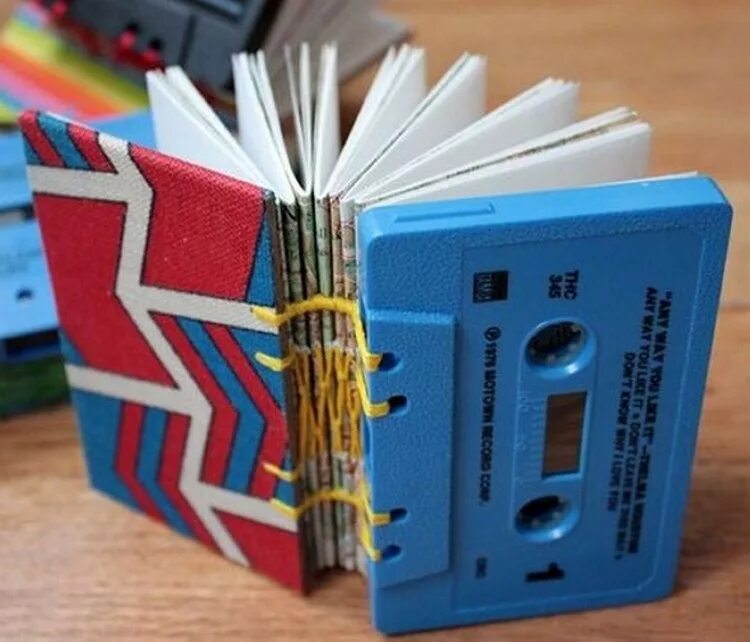 Как сделать кассету. Необычные кассеты. Поделки из аудиокассет. Поделки из старых магнитофонных кассет. Необычные аудиокассеты.