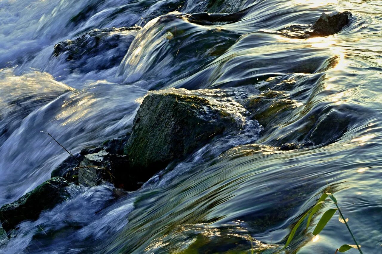 Течение воды. Поток воды. Ручей. Вода ручей. Ручеек, волны, природа.