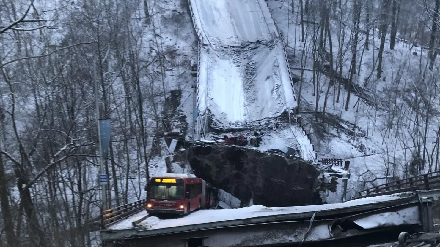 Обрушение моста. Питтсбург США мост обрушился. Разваливающиеся мосты в США. Мост в Пенсильвании.