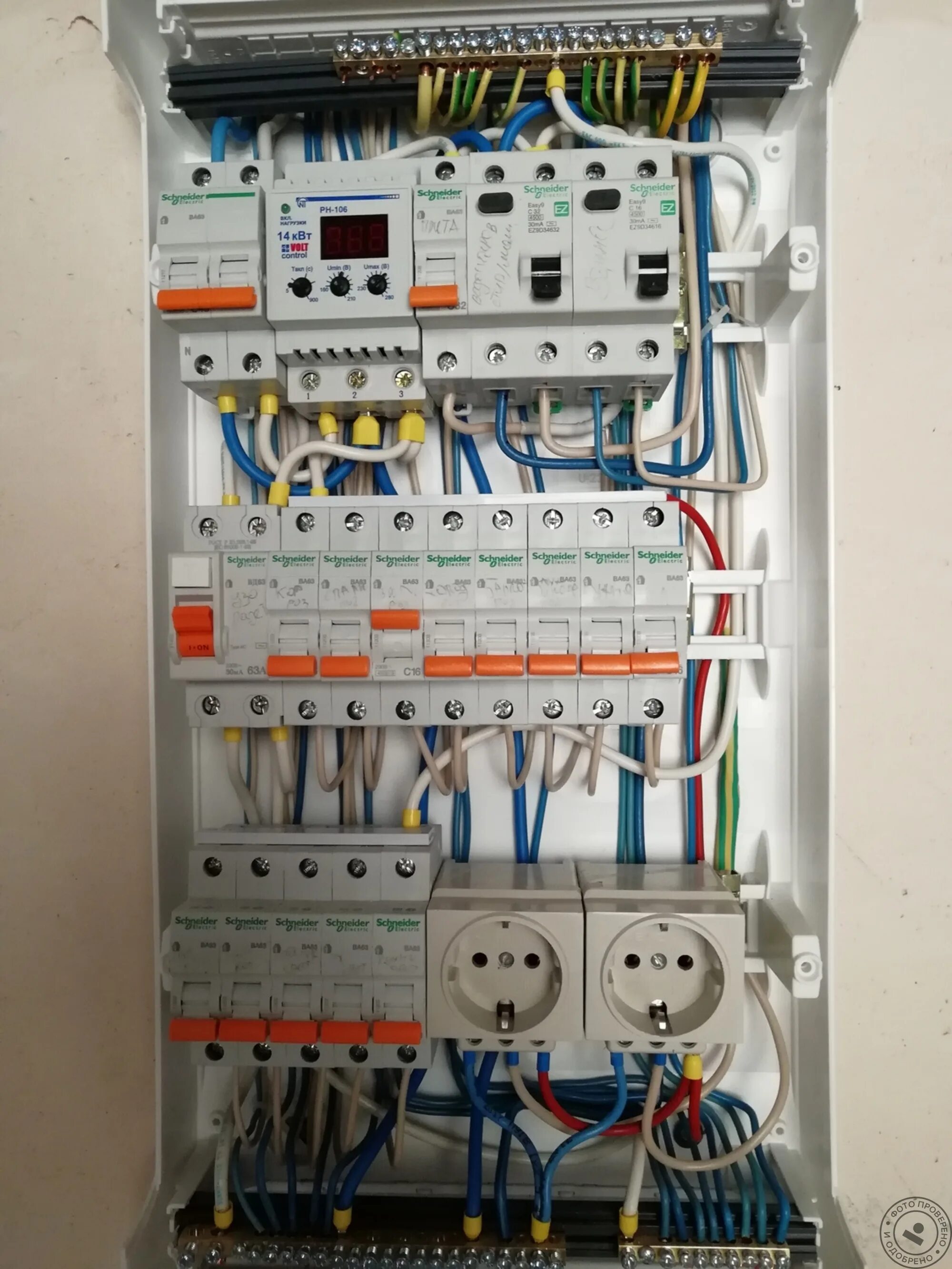 Щит электрический квартирный. Щит 380 квартирный на schneider electric. щит распределительный квартирный расключенный. сборка распределительного щита 380в. электрощит 380в 36 модулей.