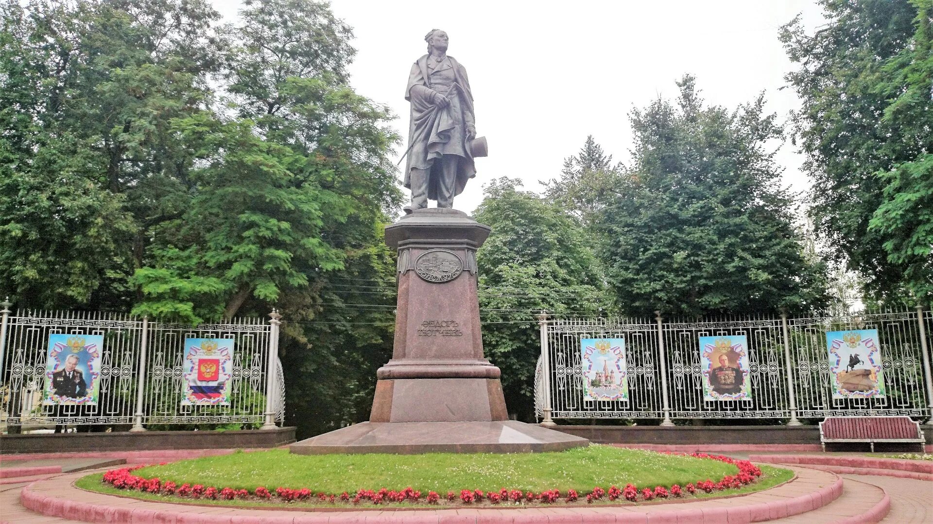 Москва тютчева. Памятник Тютчеву в Брянске. Сквер Тютчева Брянск. Памятник Федору Тютчеву Брянск. Памятник Тютчева Овстуг.