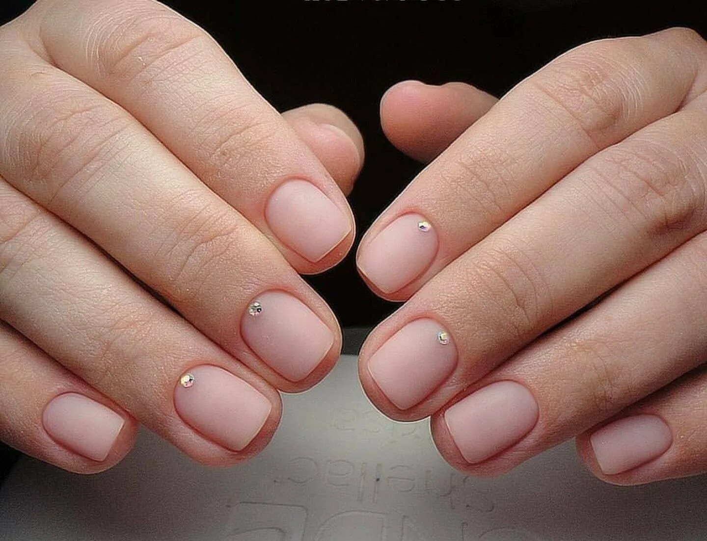 Короткие ногти верхними формами. Матовый нюд раффиан. ногти короткие. маникюр на короткие круглые ногти. нюдовые ногти матовые на короткие ногти.