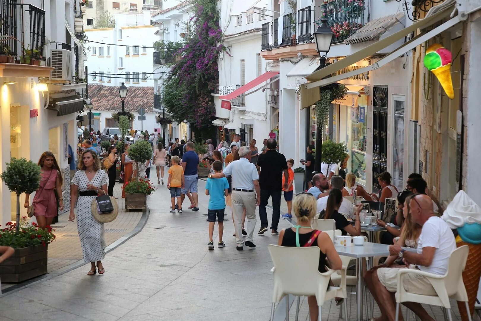 La el pais. Жизнь в Испании. Испания люди на улице. Туристы в Испании. Жители Италии.