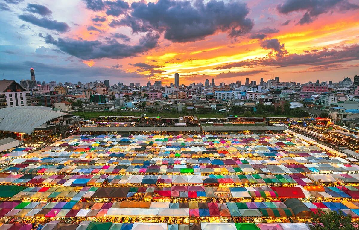 Рынок Чатучак в Бангкоке арт. Ратчада. Ratchada Train Market. Train Night Market Bangkok.