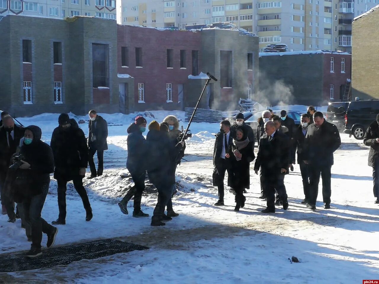 Социальный городок псков борисовичи. Мишустин с охраной. В социанальном Городке. Приезд в городок.