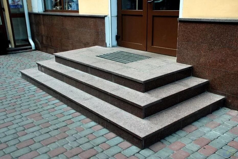 Гранит балтийский термообработанный ступени. Порог гранитный. Крыльцо гранит. Гранит термообработанный крыльцо. Крыльцо из гранита.