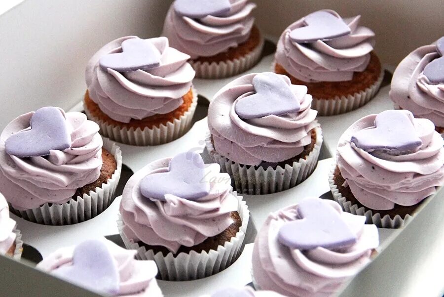 упаковка для капкейков. декор для капкейков из свежей ягоды рецепт. капкейки enchantimals. украшение капкейков. дизайн капкейков.