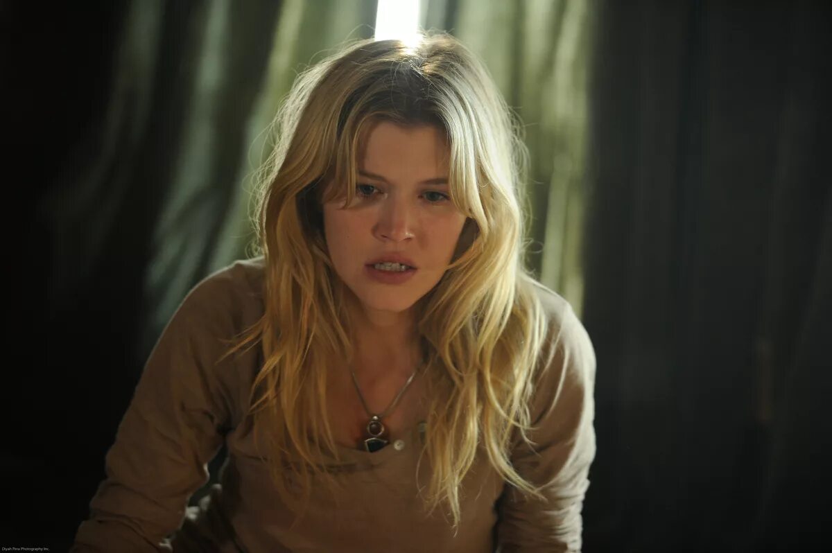 Университетский вампир фильм 2013. Объятия вампира фильм 2013. Виктор вебстер объятия вампира. Вампир 2013. Объятия вампира трейлер.