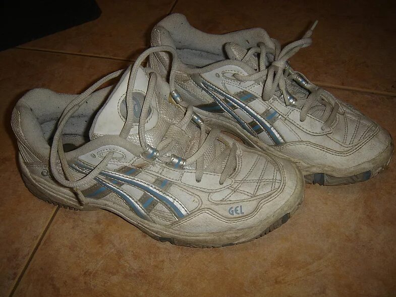 Вонючие adidas кроссовки 1995. Старые кроссовки. Грязные кроссовки. Старые белые кроссовки.