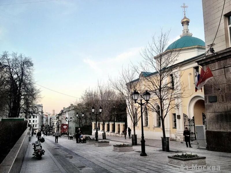 Косьмы и дамиана столешников. Косьмы и дамиана столешников. Храм косьмы и дамиана в москве столешников переулок. Косьмы и дамиана столешников. Церковь космы и дамиана в шубине москва.