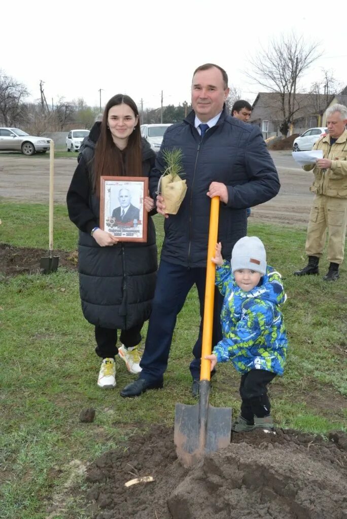 Земля каменский. Аллея памяти. Аллея героев в Шентале. Аллея памяти героев Березники. Посади дерево акция 2023.