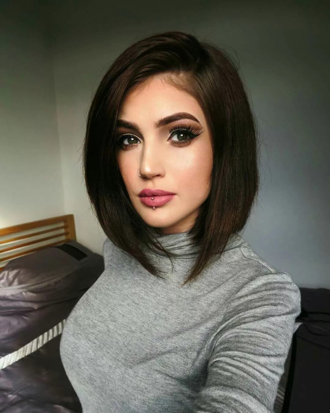Удлиненное каре девушка. Long bob haircut стрижка 2025. ассиметричный лонг боб. красивое каре. красивые девушки с каре.