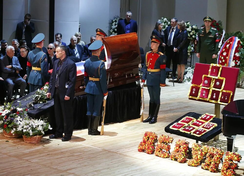 Иосиф кобзон похороны валерия. Иосиф кобзон похороны. Иосиф кобзон похороны. Похороненные иосифа кобзона. Похороненные иосифа кобзона.