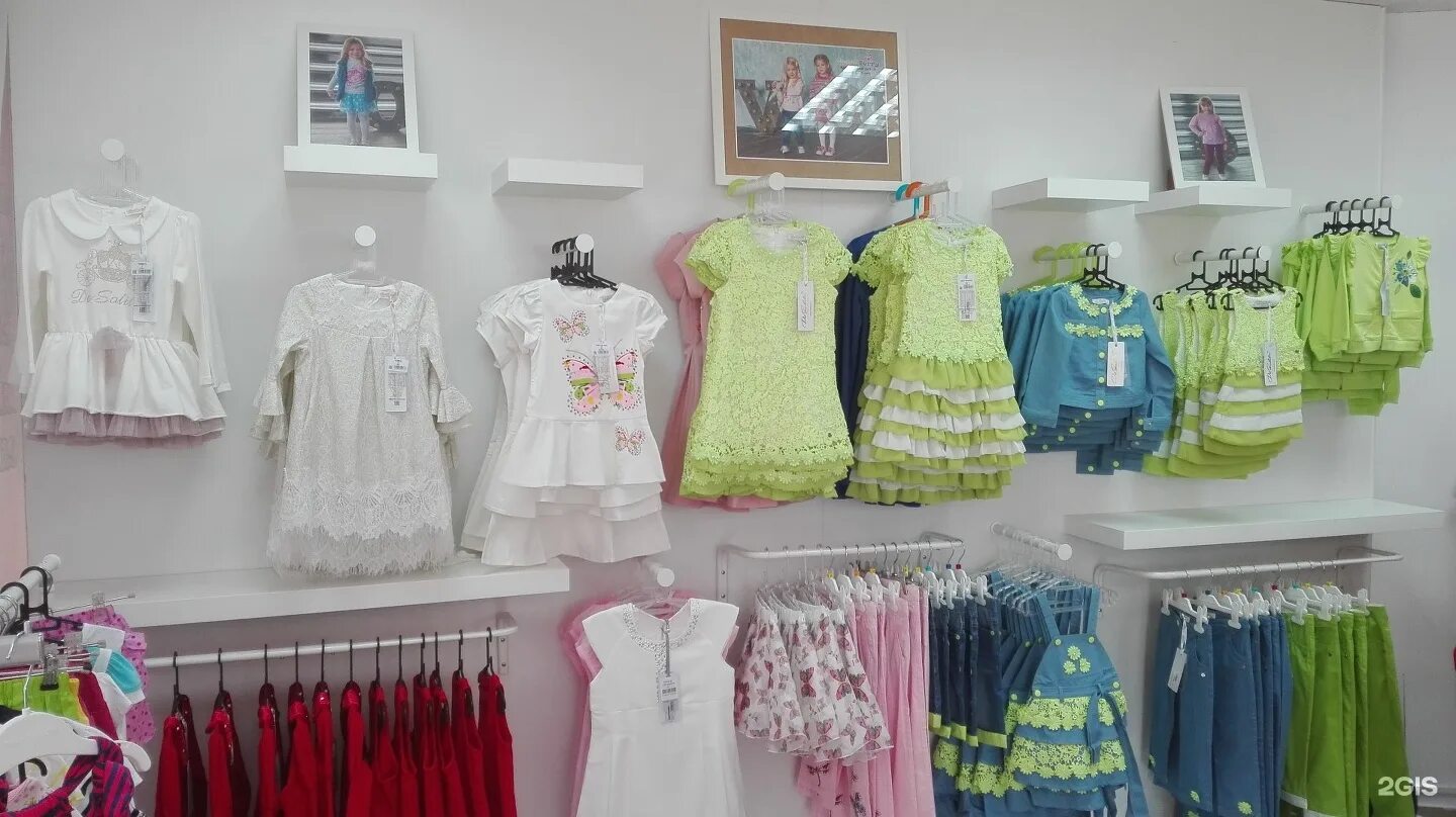 магазин детских вещей. детская одежда эконом. дешевые магазины детской. недорогие вещи для детей. интерьер магазина детской одежды.