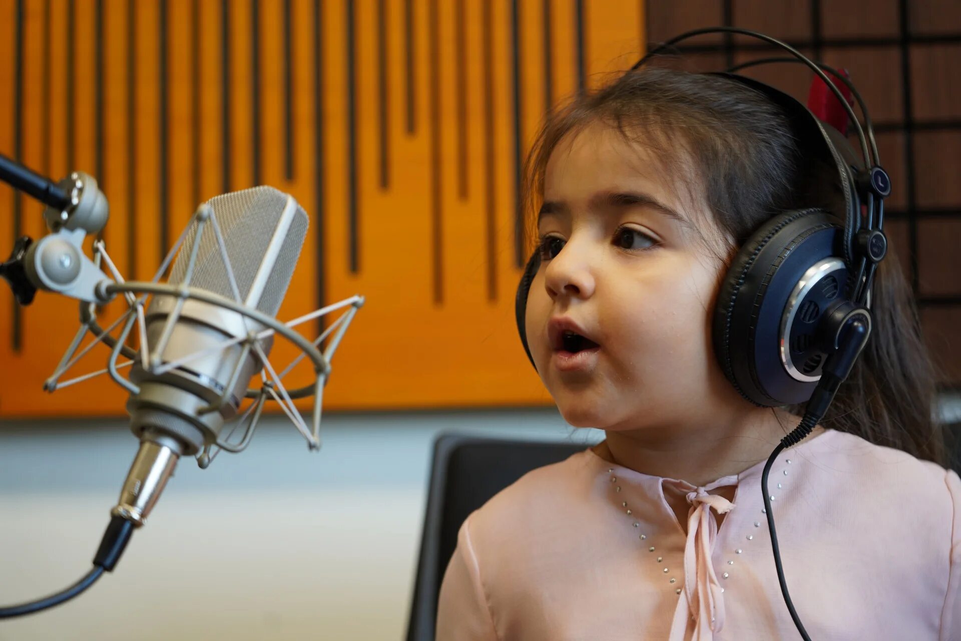 Вокальные таланты. Эстрадный вокал дети. Пение дети. Международный день детского телевидения и радиовещания. Дети поют в микрофон.