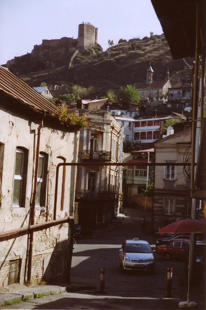 Tbilisi streets. Улица або Тбилели Тбилиси. Тбилиси ул Араратская. Тбилиси улица Хизанеишвили. Шардыни стрит Тбилиси.