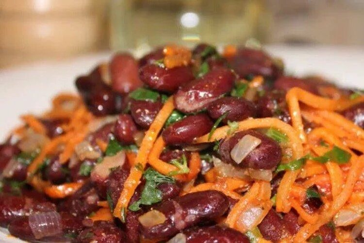 Салат с жареной морковью и фасолью консервированной