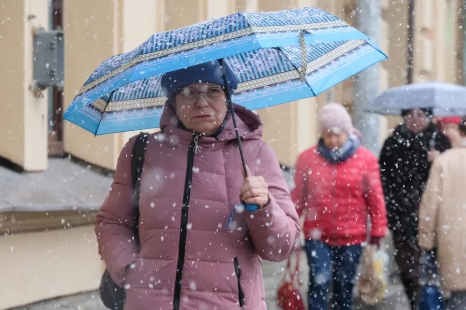 Одеться по погоде в Питере. Как одеться в Питере сейчас по погоде. В чем ходят в Питере сейчас по погоде. В чем ходят в Санкт-Петербурге сейчас по погоде женщины.