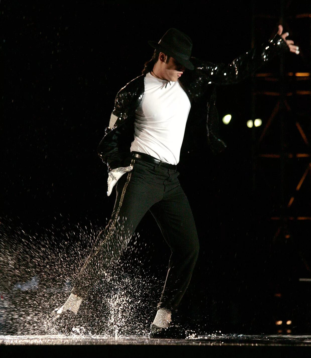 Известный двигаться. Майкл Джексон танец. Майкл Джексон танцует. Майкл Джексон Лунная походка. Michael Jackson танцует.