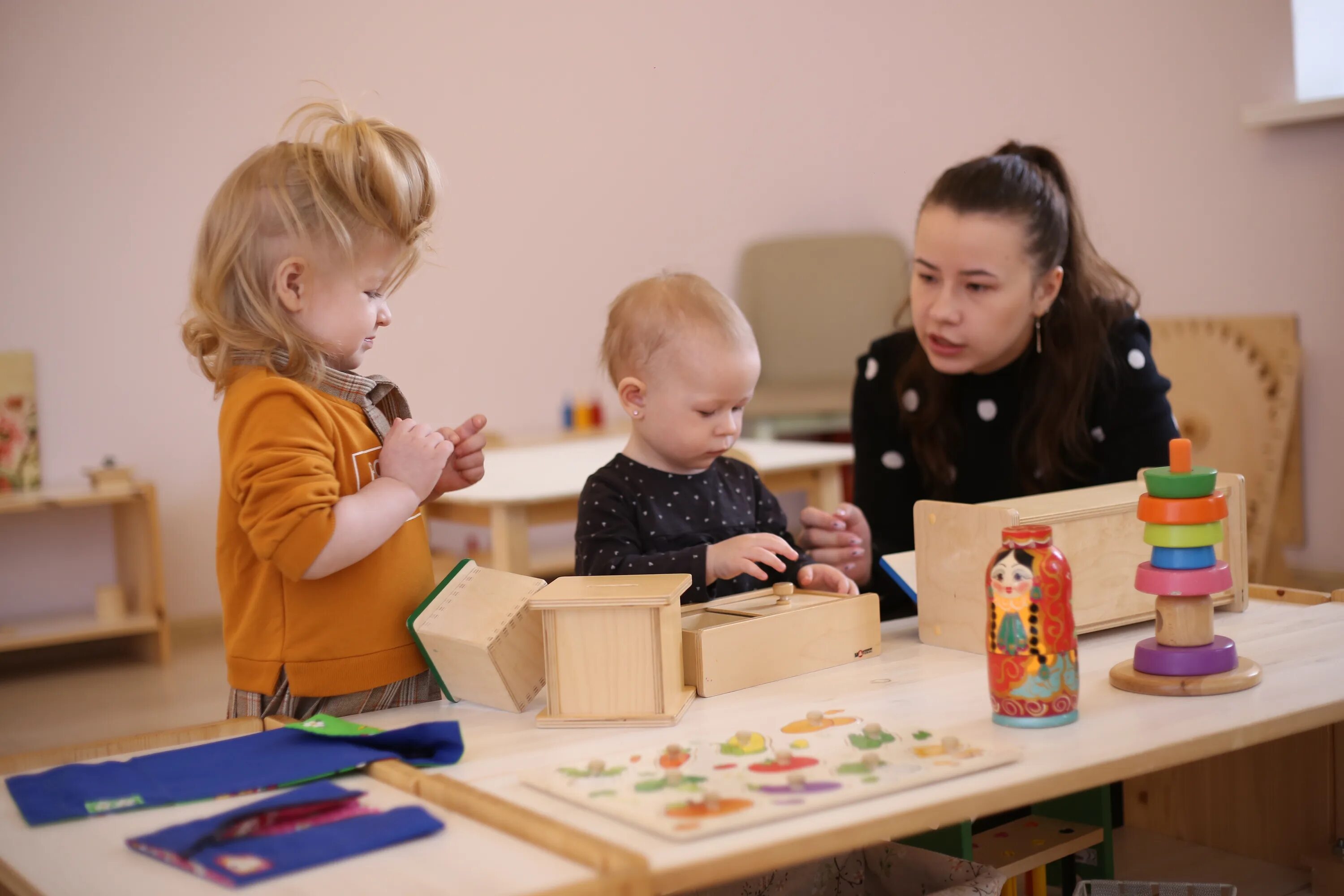 нянька в детском саду. няня в детском саду. запись детей в садик. нянечка в саду. вакансия в садах няней в москве.