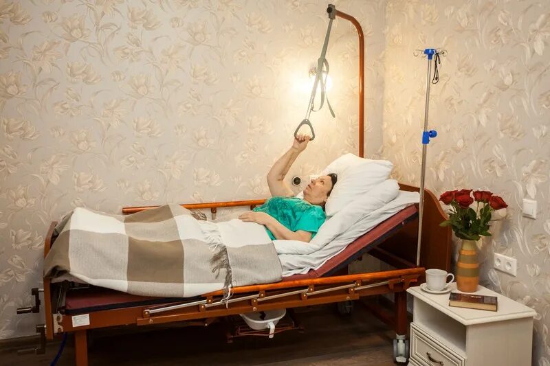 Пансионат для лежачих после инсульта nursing home. Кровать для пожилого человека. Для лежачих больных приспособления на кровать. Кровать для лежачими больными. Кровать для инсультных больных.