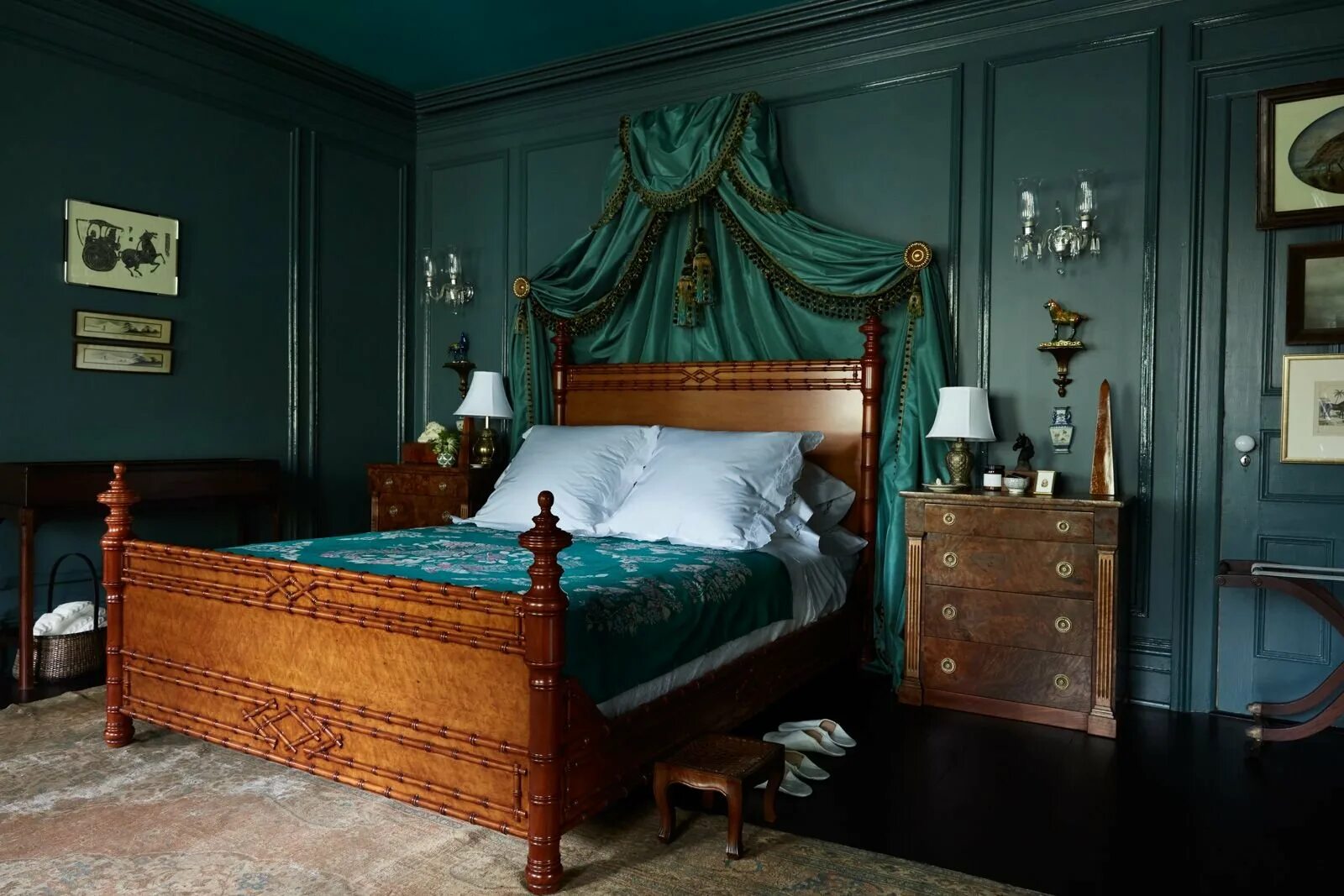 Спальня слизерина. Комната девочек слизерина гарри поттер. Гарри поттер гостиная слизерина. Спальня слизерина для девочек в хогвартсе. Шато виллет франция.