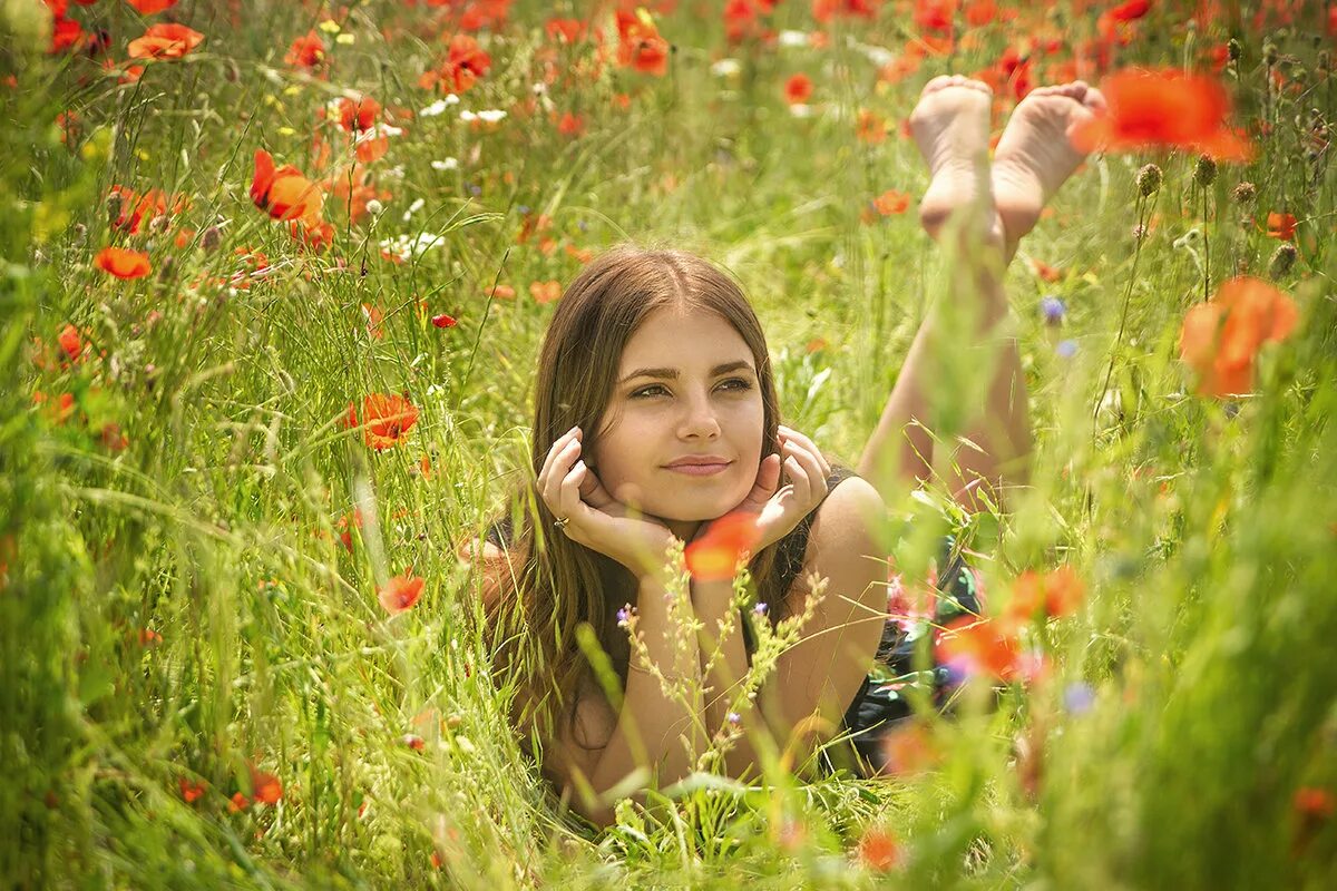 Фотосессия в поле с цветами идеи. Девушка цветы лето поле. Краски лета фотосессия. Просто девочка слушать