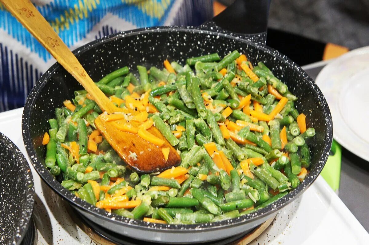 Тушеная стручковая фасоль рецепты. Закуска из стручковой фасоли. Фасоль стручковая тушеная с гарниром. Стручковая фасоль, тушеная с помидорами. Тушеная стручковая фасоль рецепты.