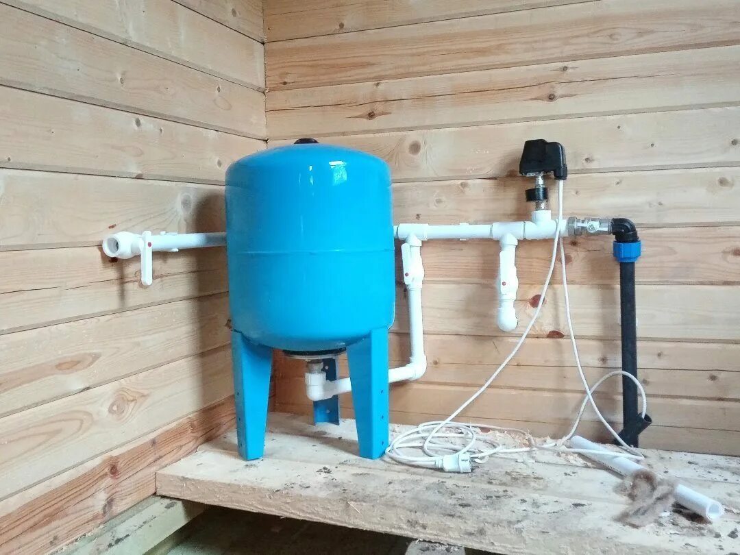 Система водоснабжения частного дома из скважины расширительный бак. Водопровод на даче. Водоснабжение из колодца в дом. Водоснабжение на даче из колодца. Завести воду скважина