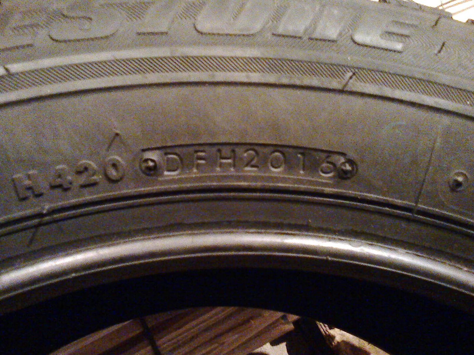 Бриджстоун маркировка покрышки. Bridgestone turanza er370. Bridgestone blizzak год выпуска шины cam 2411. Шины bridgestone ice cruiser 7000 год выпуска. Год резины бриджстоун.
