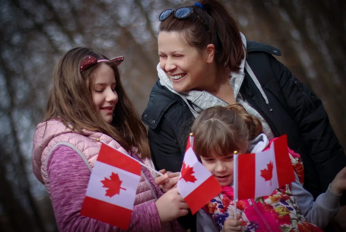 Канадская семья переехала. Канада люди. Семья канадцев. Дети Канады. Семейный праздник Канада.