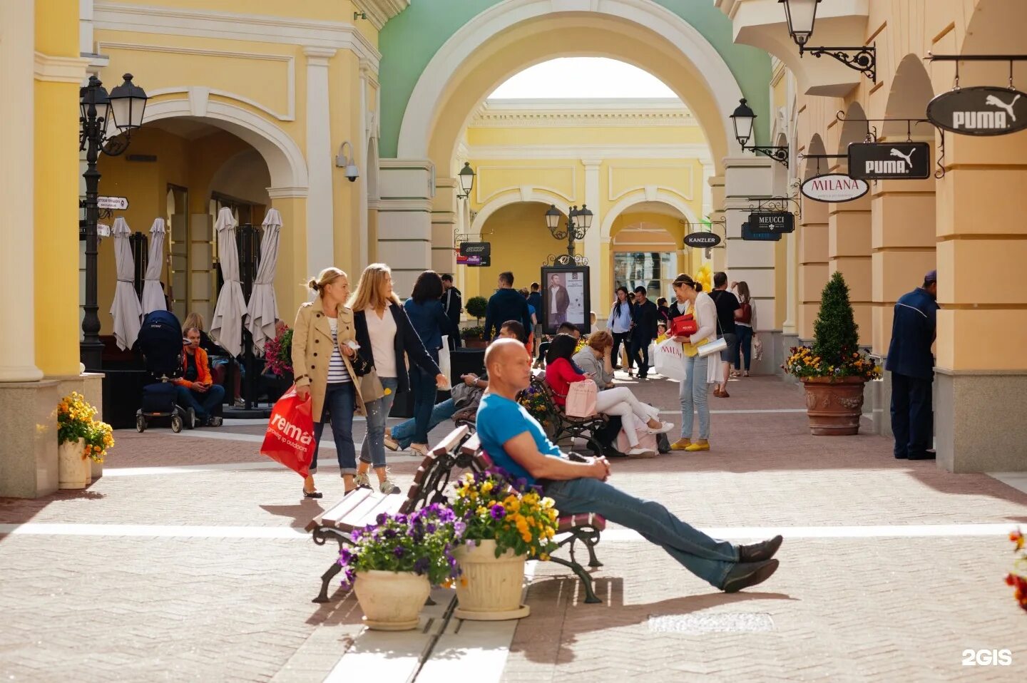 Pulkovo outlet. Пулково аутлет Виладж. Outlet Village Пулково СПБ. Аутлет Пулково магазины. Hugo в аутлет Пулково.