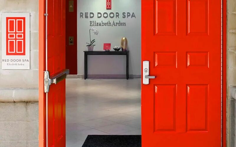 Красная дверь Элизабет Арден салон красоты. Elizabeth Arden Red Door двери реклама. Красная дверь. Красная дверь в Дорс.