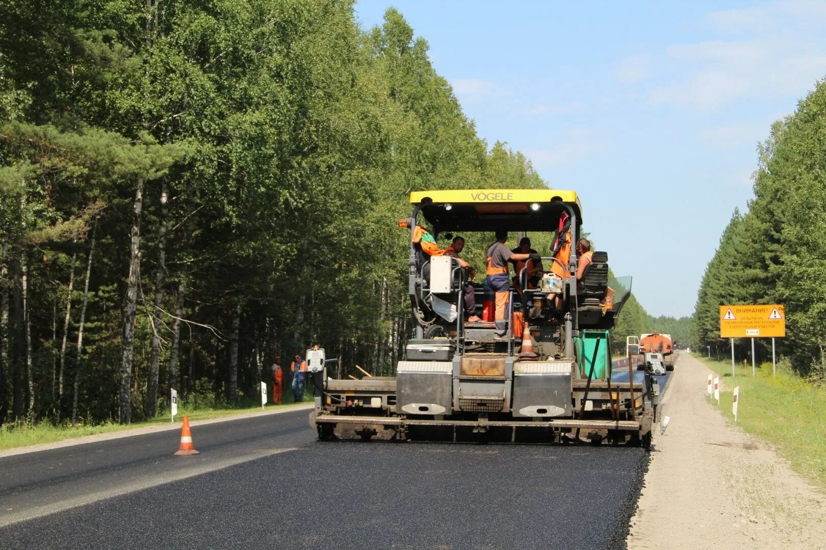 Строительство дорог поселки. Реконструкция автомобильной дороги. Строительство дороги. Дороги Новосибирской области. Укладка асфальта на трассе.