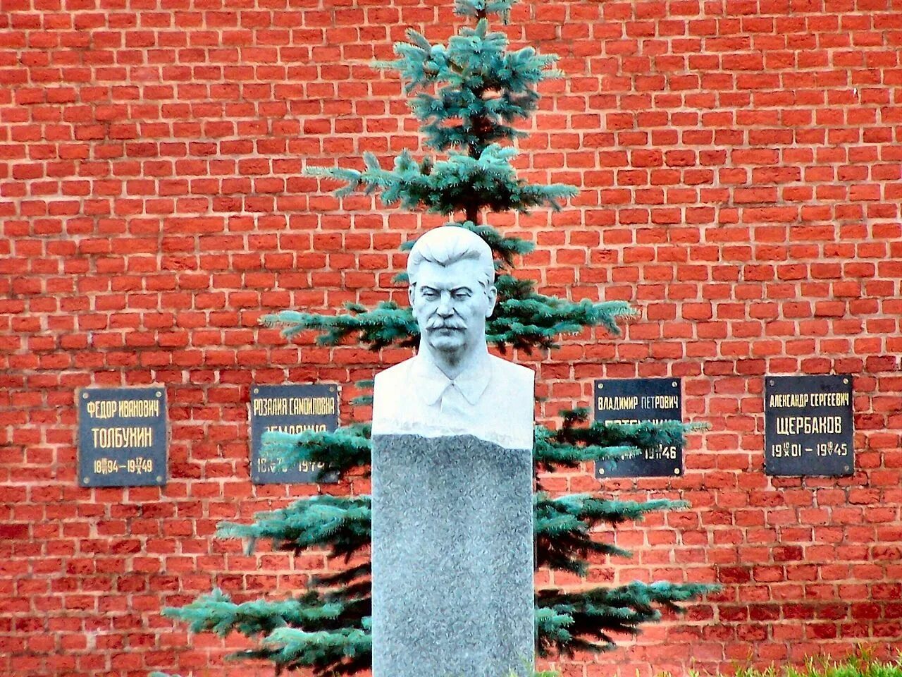 Иосиф виссарионович сталин кладбище. Некрополь у кремлёвской стены сталин. могила сталина захоронения у кремлевской стены. сталин иосиф виссарионович памятники. памятник сталина у кремлевской стены.