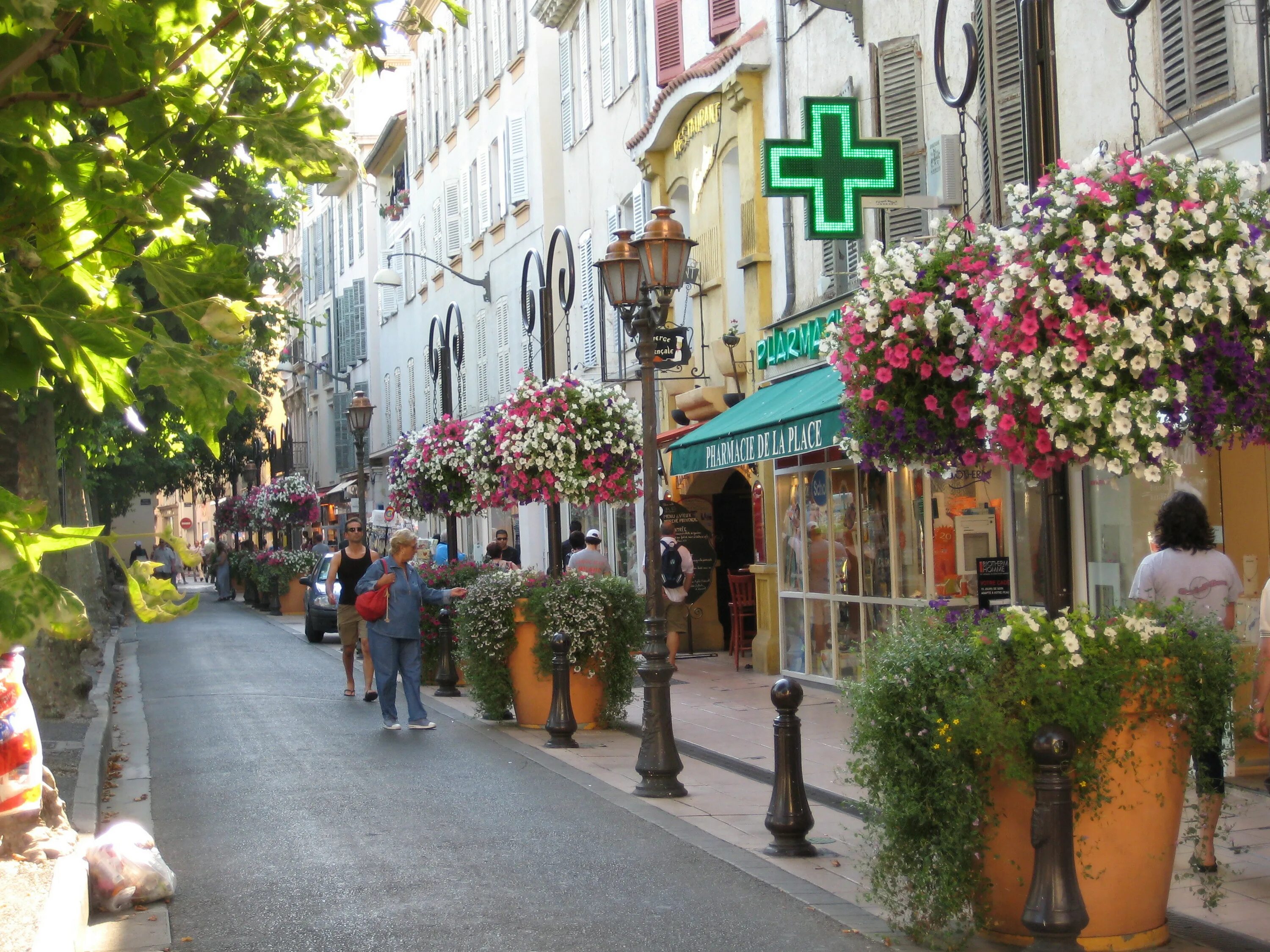 Street of flowers. Антиб улочки. Antibes Франция. Улицы Антиба Франция. Французские улицы Антиб.