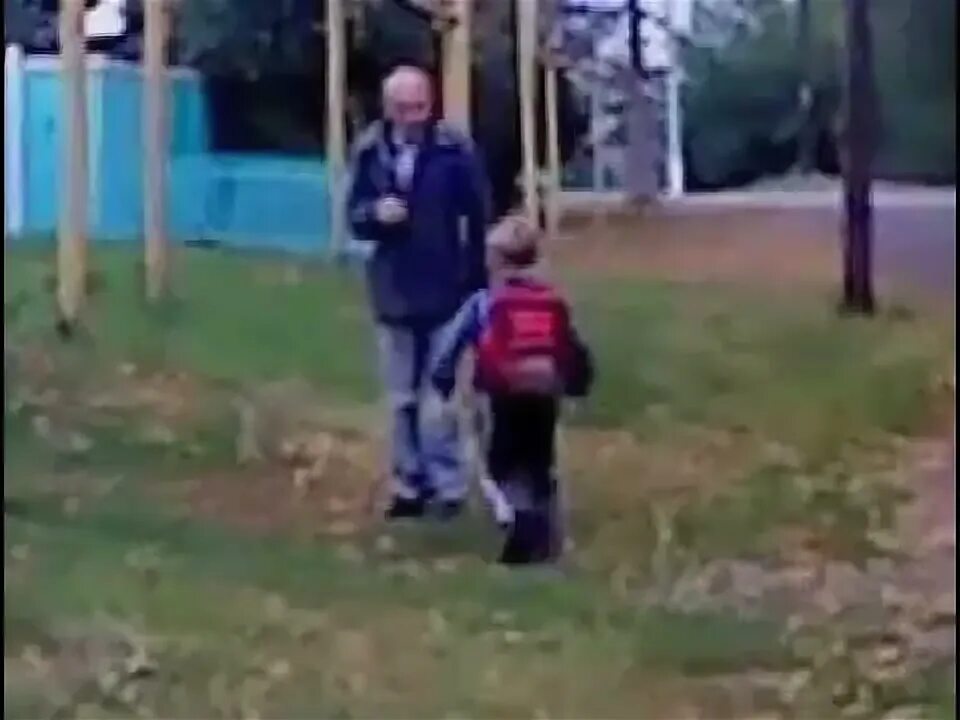 Пинок петуху. Дед пинает. Пнул петуха. Мужик пинает школьника. Учитель года бомж компот.