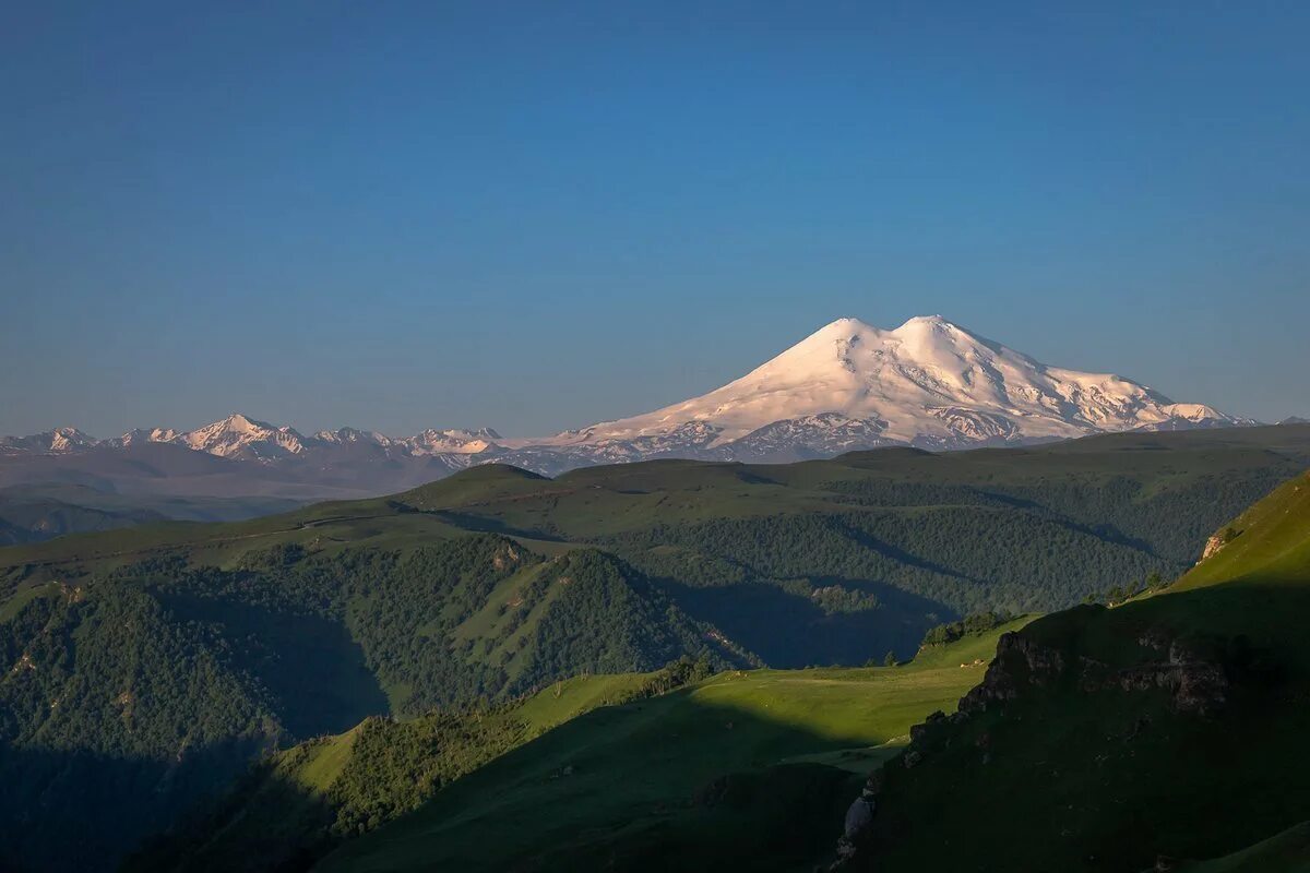 Эльбрус двуглавая вершина. Гора Эльбрус (Кабардино-Балкария, Карачаево-Черкесия). Горы КЧР Эльбрус. Горы Эльбрус кавказский хребет. Северный Кавказ Эльбрус.