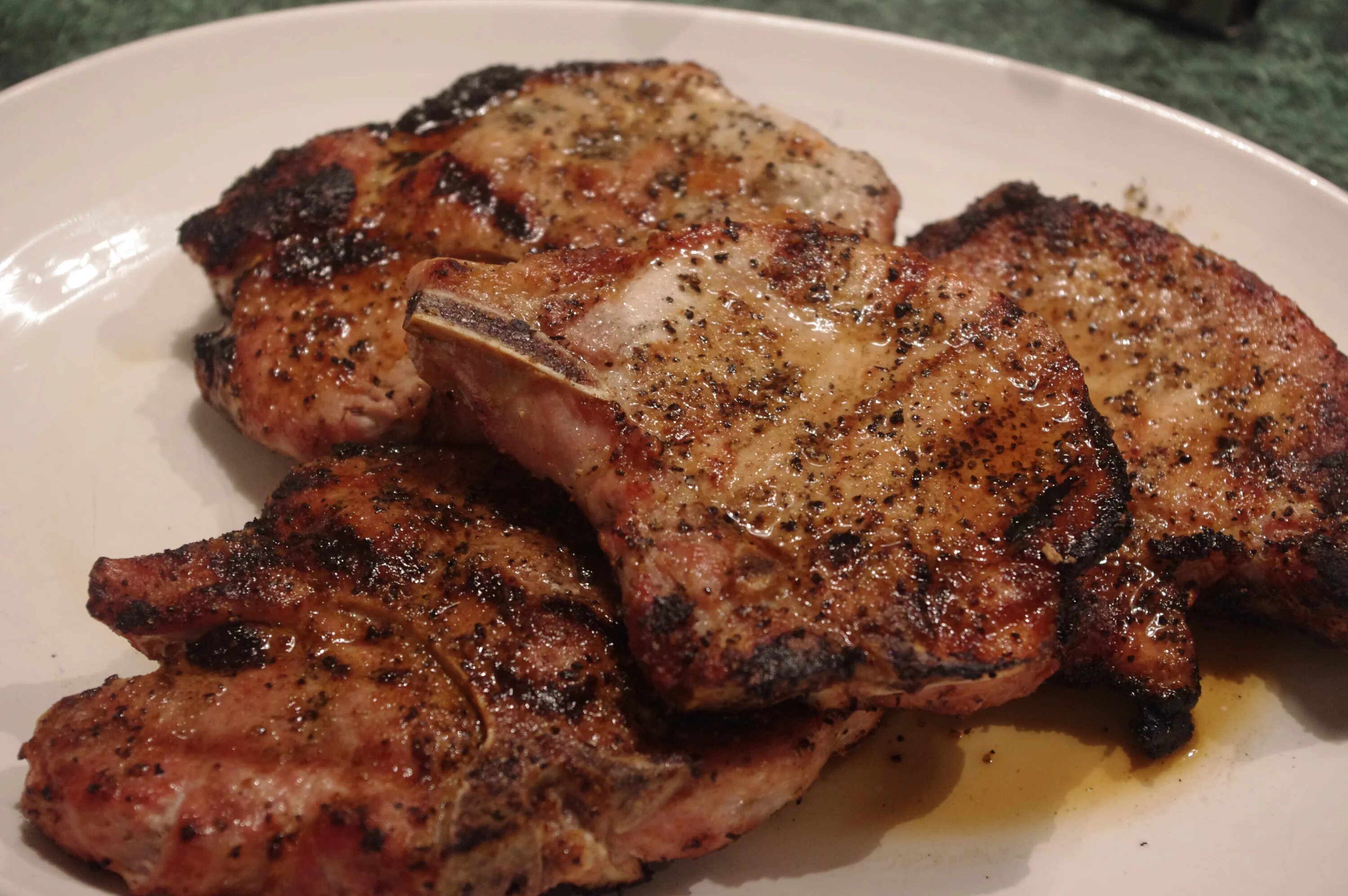 отбивное мясо. стейк из свинины в духовке. жареное мясо. стейк шатобриан с овощами гриль. поджаренный кусок отбивного мяса.