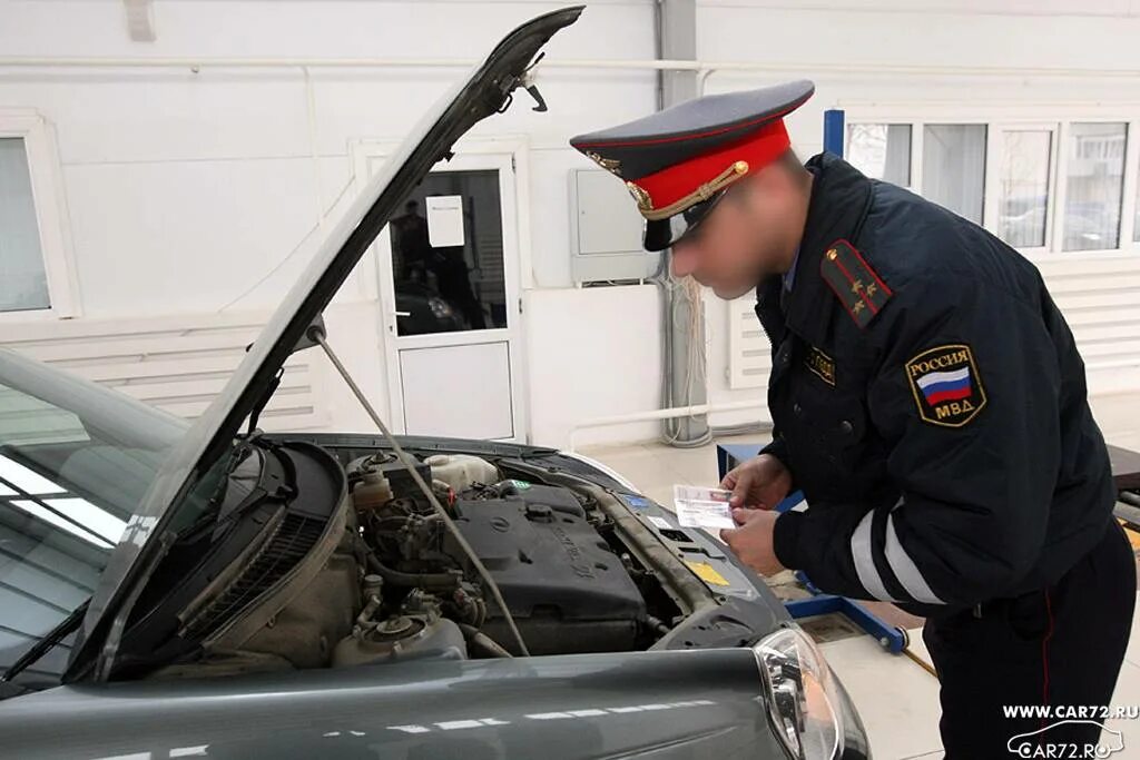 То перед постановкой на учет. Осмотр транспортного средства. Осмотр машин в ГИБДД. Технический осмотр автомобиля. ДПС осматривает автомобиль.