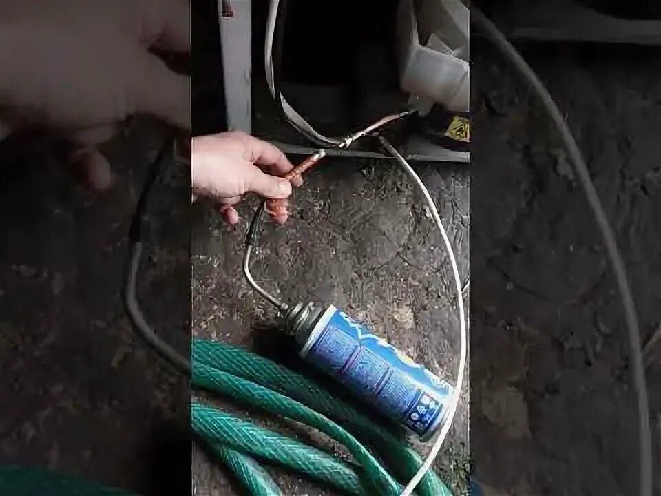 Холодильники работающие от газового баллона. Горелка холодильника на газу. Как заправить холодильник фреоном. Заправка холодильника газом из баллончика. Горелка холодильника на газу.