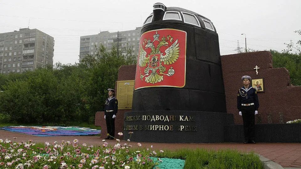 Какого года курск. К-141 курск память. Курск виды города. Какого года курск. Памяти экипажа подводного крейсера курск.