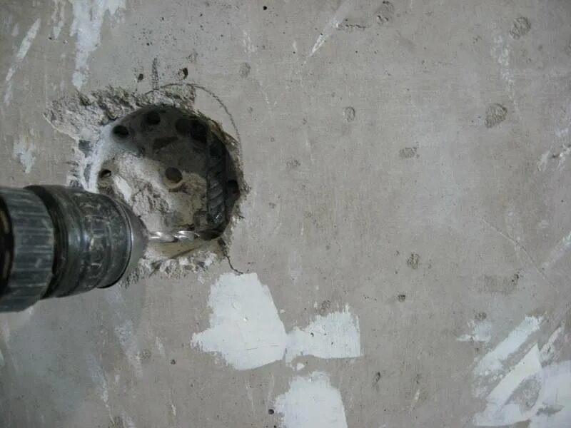 Как закрепить подрозетник в стене. Просверлить отверстие в бетоне 100 мм. Отверстие под подрозетник в бетоне. Подрозетник по бетону 10164n. Сверление отверстий в бетоне м24.