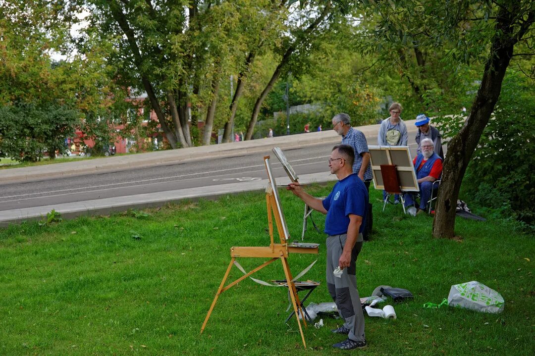 Летний пленэр псков. Художники на пленэре в городе. Пленэр сергиев посад. Рисуют скульптуры в парке на пленэре. Международные пленэры.