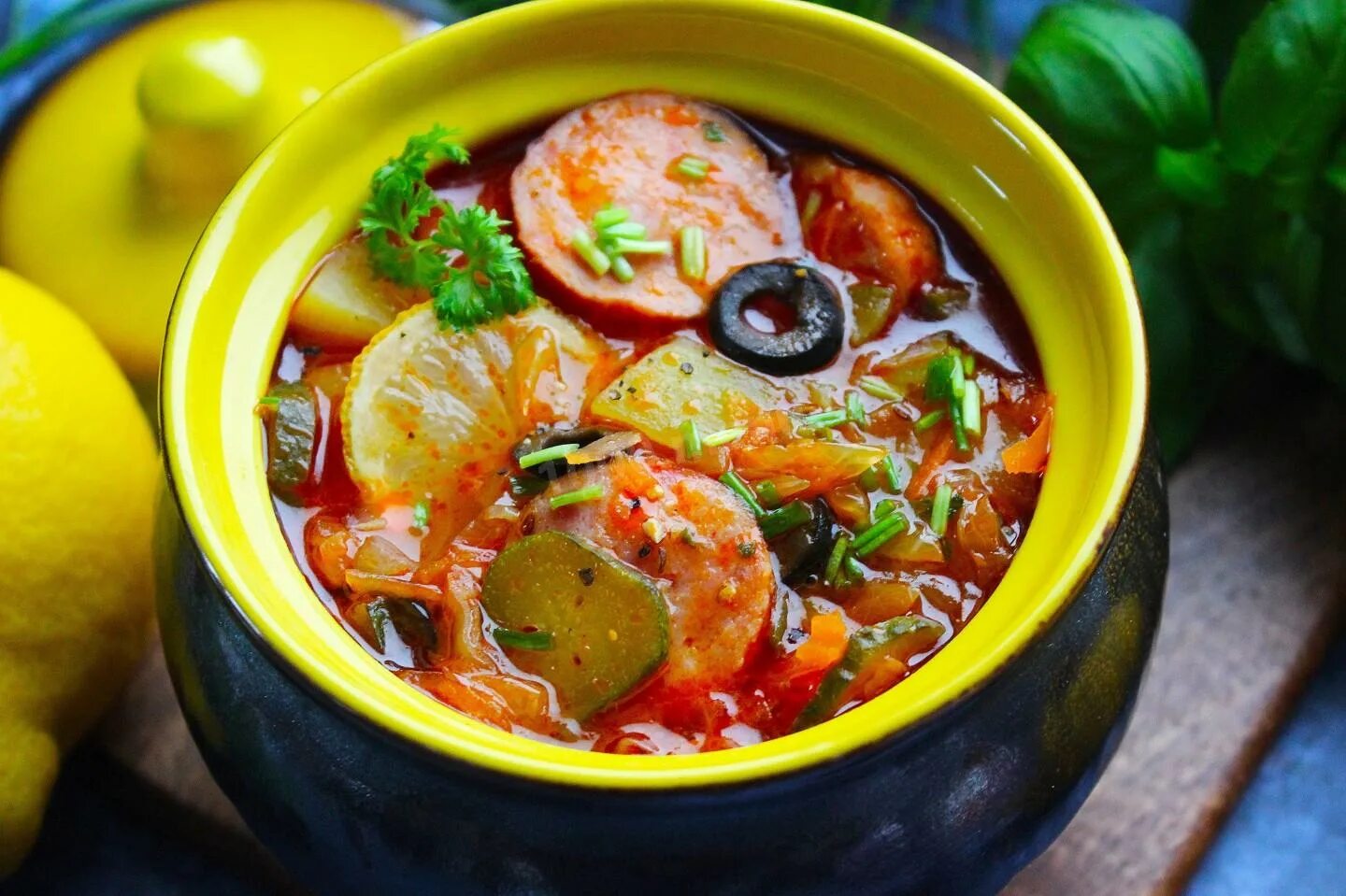 Суп солянка в горшочке. Солянка в горшочке рецепт. Солянка в горшочке рецепт. Солянка 1/2. Рыбная солянка в горшке.