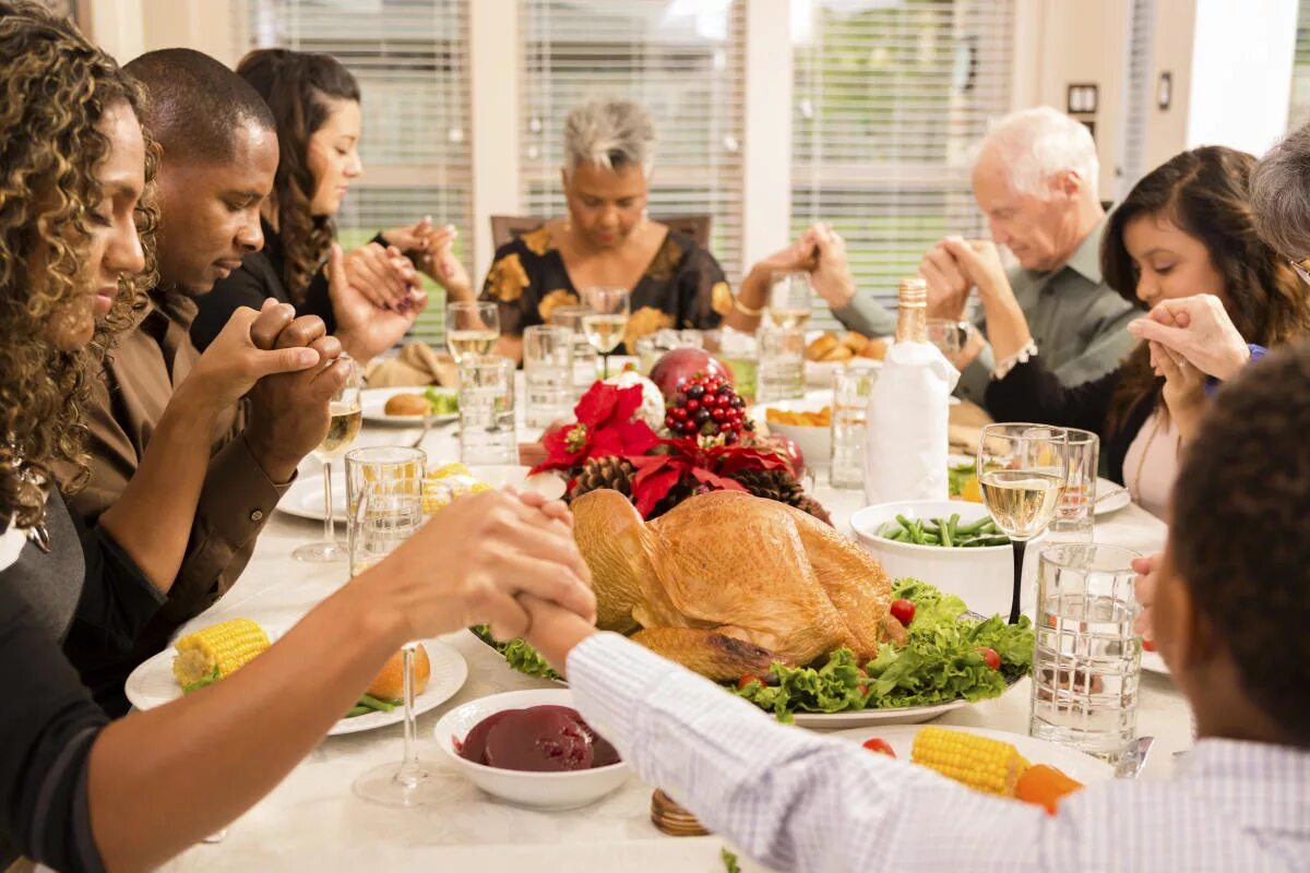 День Благодарения – Thanksgiving. Thanksgiving Day день Благодарения. Еда за столом. Праздничное застолье в США.