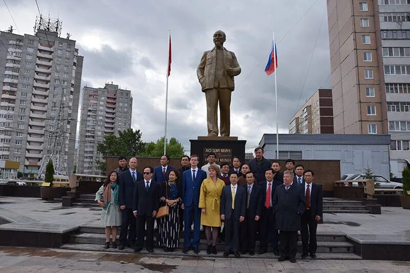 Хо ши мина 19. Хо ши мин памятник ульяновск. памятник хошимина в ульяновске. памятник хо ши мина. улица хо ши мина ульяновск.